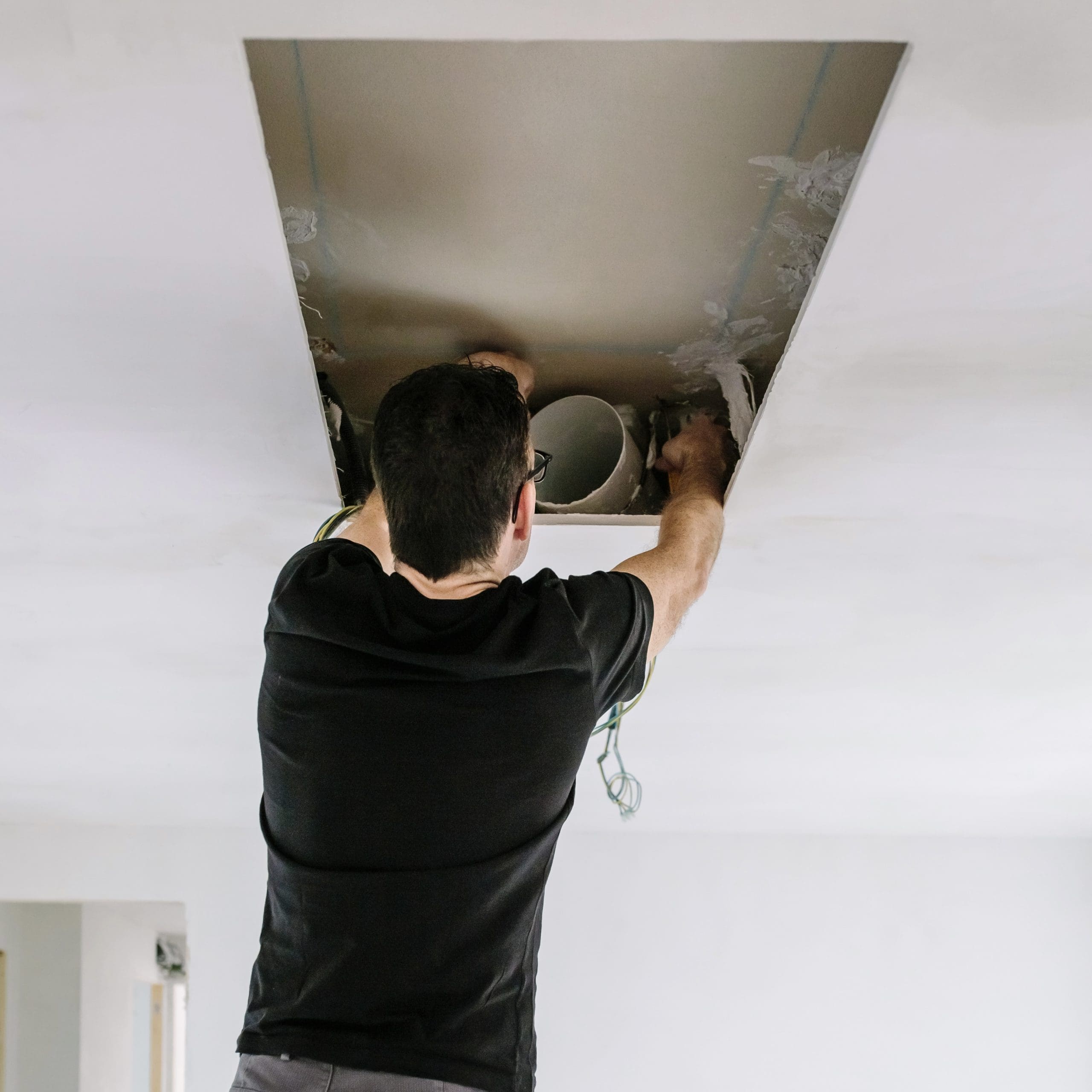 man-preparing-extractor-hood-installation-on-kitch-2025-03-15-16-09-55-utc 2